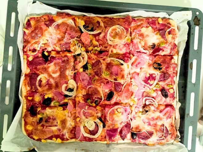 evde pizza yapımı tepside