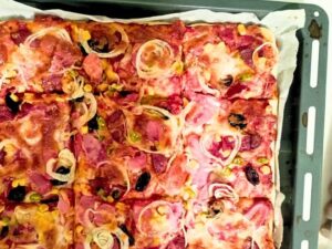 1701161119 Firin Tepsisinde Pizza Tarifi Nasil Yapilir.jpg